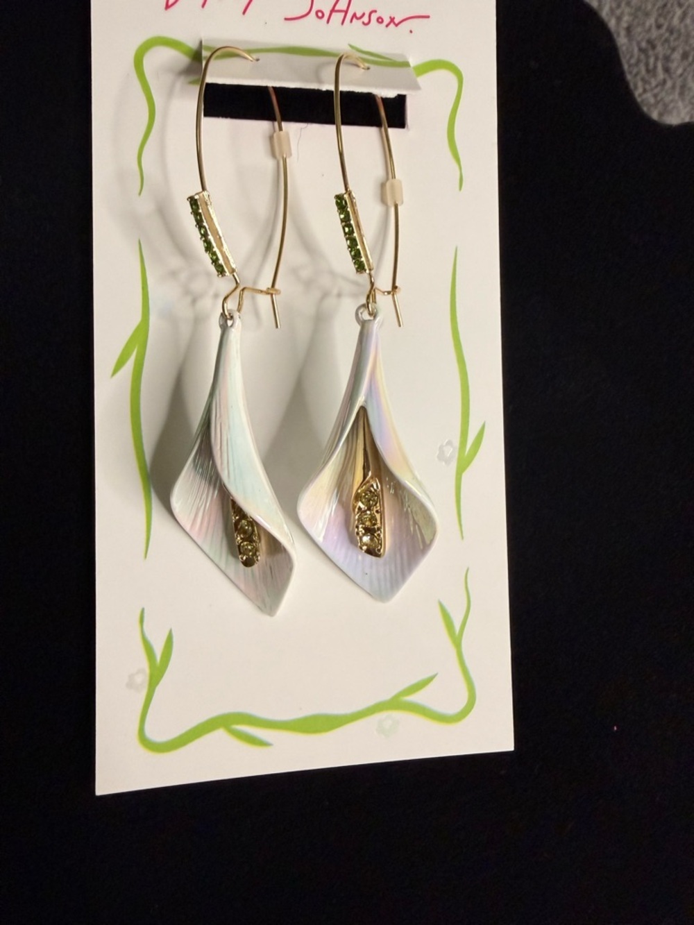 🌸Betsey Johnson Calla Lily Drop Earrings - Gold & Pearl Tones